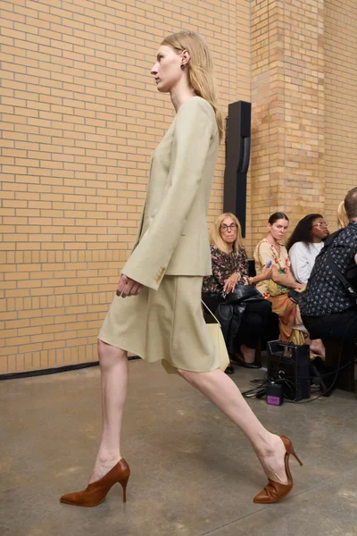 Look 16